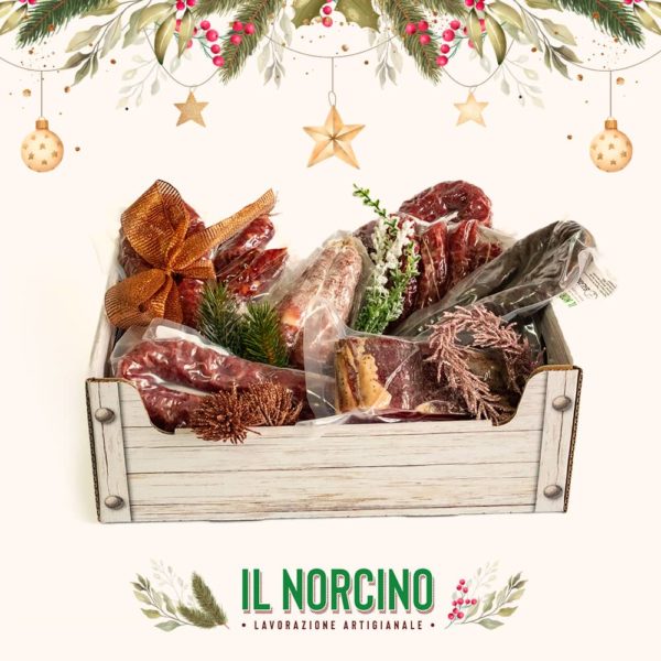 cesto natale 4 Il cesto Natalizio Iridio è composto da:
<ul>
 	<li class="Standard"><span lang="DE">1 trancio pancetta tesa da 0,300 gr circa</span></li>
 	<li class="Standard"><span lang="DE">1 salame campotosto</span></li>
 	<li class="Standard"><span lang="DE">1 salamella</span></li>
 	<li class="Standard"><span lang="DE">1 salamella al tartufo</span></li>
 	<li class="Standard"><span lang="DE">1 salamella piccante</span></li>
 	<li class="Standard"><span lang="DE">1 confezione da 4pz cacciatori</span></li>
 	<li class="Standard"><span lang="DE">1 confezione da 8pz diavoletti</span></li>
 	<li class="Standard"><span lang="DE">1 salamella di fegato</span></li>
</ul>